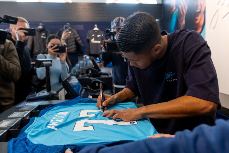 Презентация новичков сине-бело-голубых в магазине «Зенит-Арена»