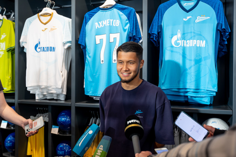 Презентация новичков сине-бело-голубых в магазине «Зенит-Арена»