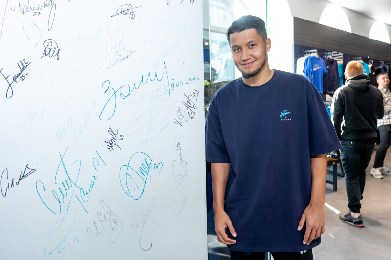 Презентация новичков сине-бело-голубых в магазине «Зенит-Арена»