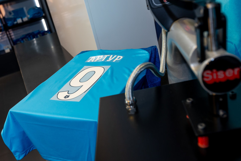 Презентация новичков сине-бело-голубых в магазине «Зенит-Арена»