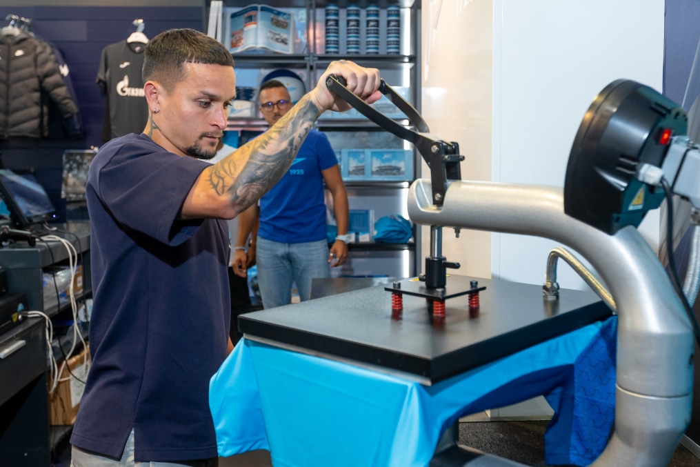 Презентация новичков сине-бело-голубых в магазине «Зенит-Арена»