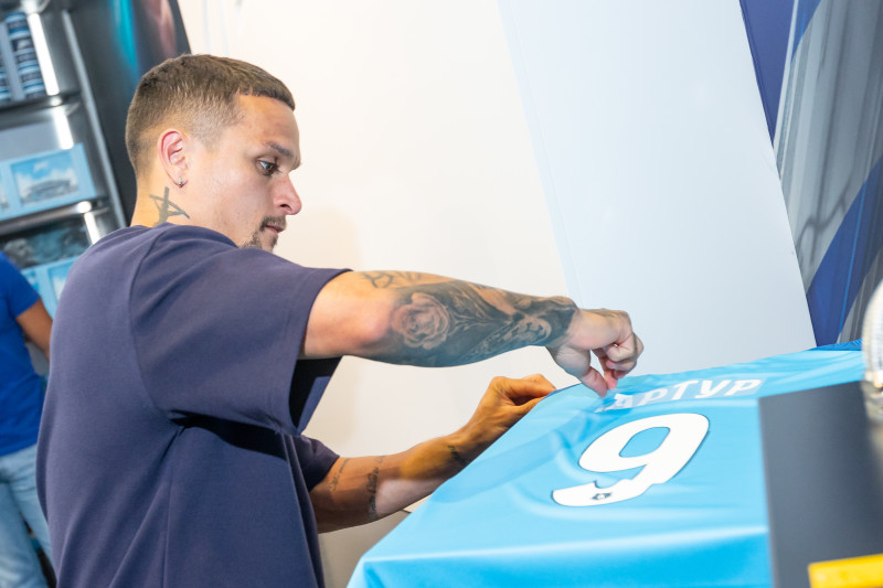 Презентация новичков сине-бело-голубых в магазине «Зенит-Арена»