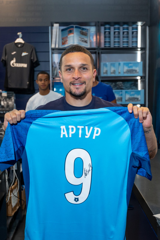 Презентация новичков сине-бело-голубых в магазине «Зенит-Арена»