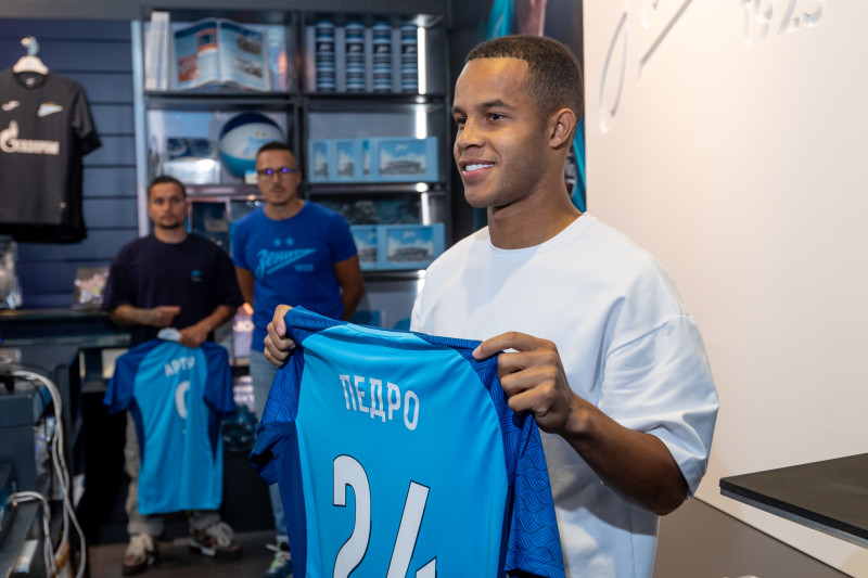 Презентация новичков сине-бело-голубых в магазине «Зенит-Арена»