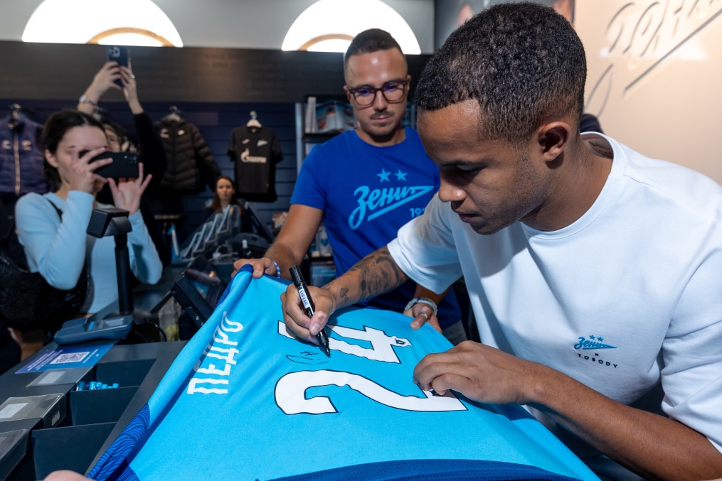 Презентация новичков сине-бело-голубых в магазине «Зенит-Арена»