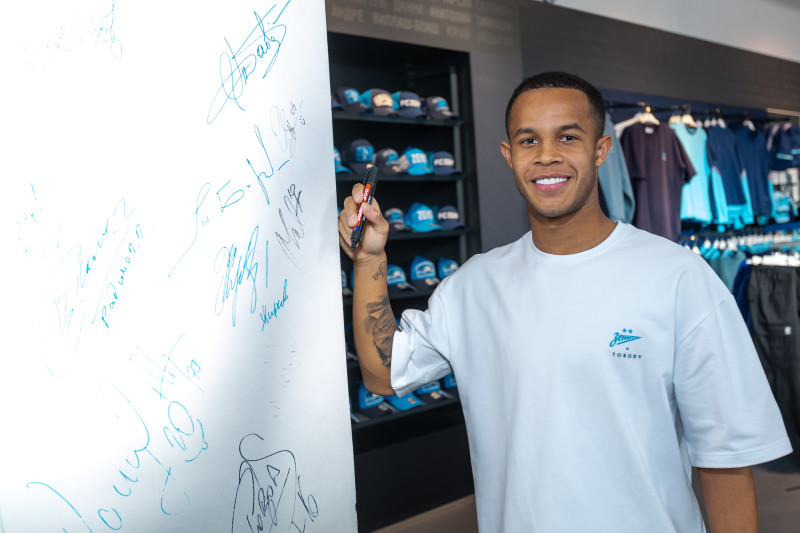 Презентация новичков сине-бело-голубых в магазине «Зенит-Арена»