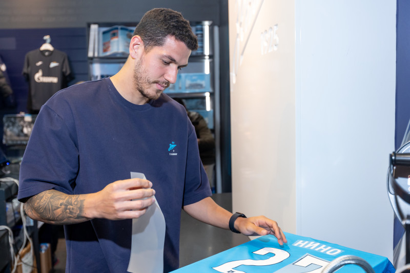 Презентация новичков сине-бело-голубых в магазине «Зенит-Арена»