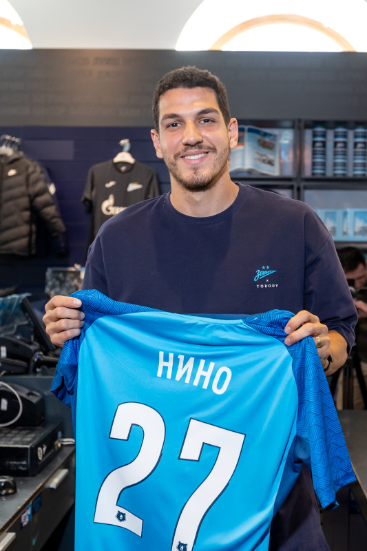 Презентация новичков сине-бело-голубых в магазине «Зенит-Арена»