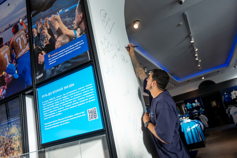 Презентация новичков сине-бело-голубых в магазине «Зенит-Арена»