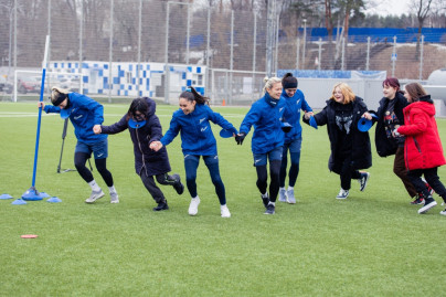 Подопечные социального центра «Маша» на тренировке женской команды «Зенит»