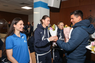 Футболисты «Зенита» поздравили игроков женской команды с 8 марта