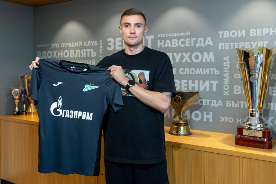Вратарь Евгений Латышонок в офисе «Зенита»