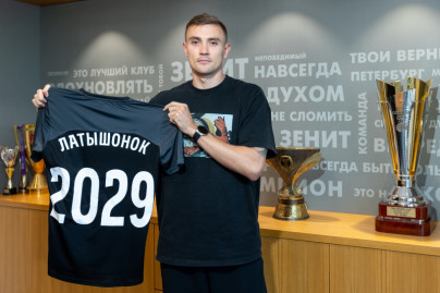 Вратарь Евгений Латышонок в офисе «Зенита»