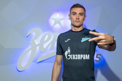 Вратарь Евгений Латышонок в офисе «Зенита»