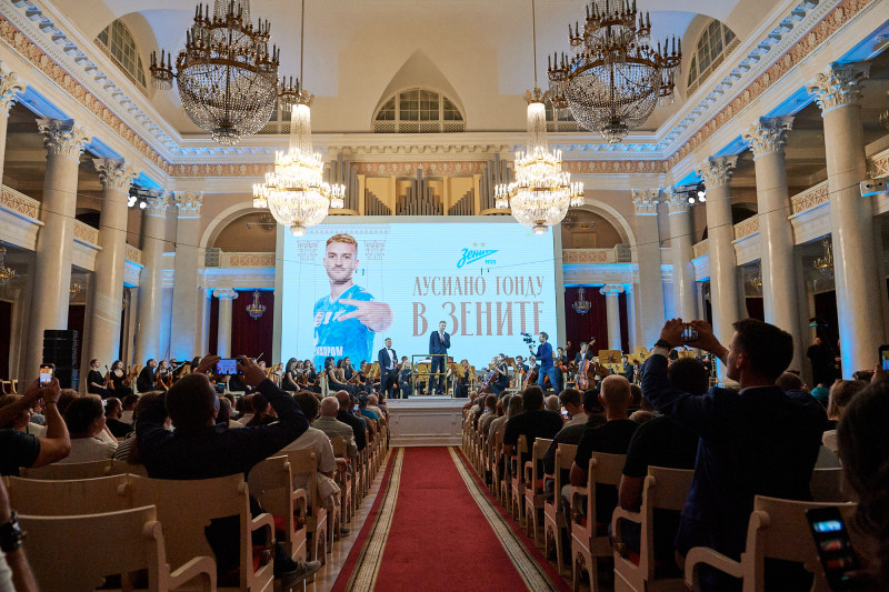 «Зенит» в филармонии: презентация Лусиано, симфония Шостаковича, трансляция матча с «Акроном»