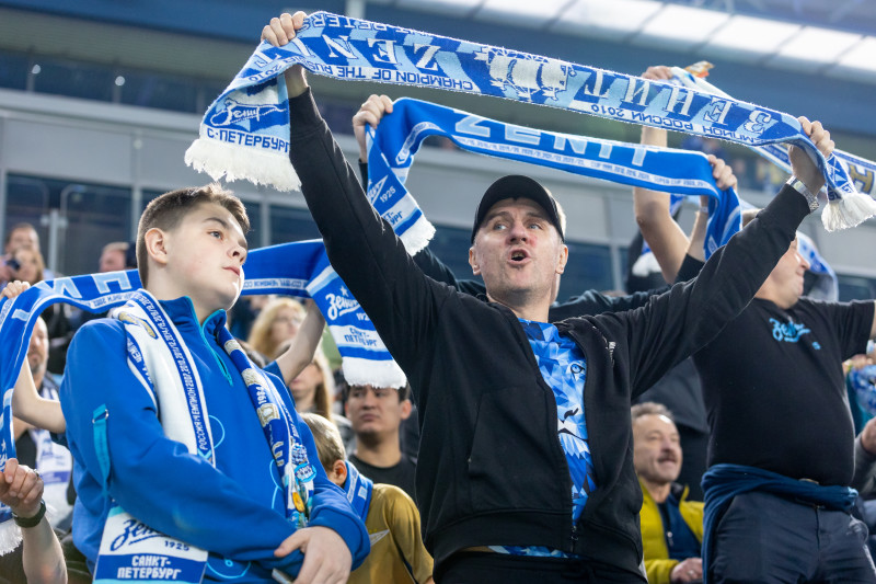 «Все в наших цветах»: болельщики на матче «Зенит»—«Локомотив»