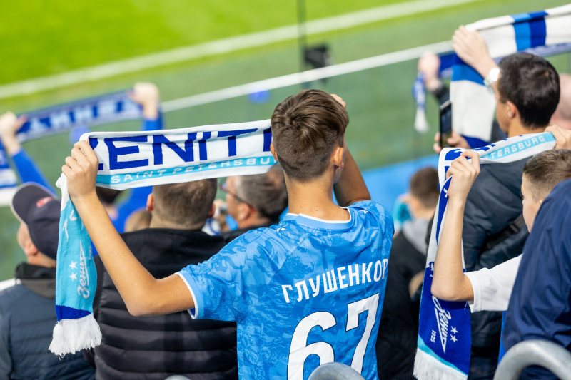 «Все в наших цветах»: болельщики на матче «Зенит»—«Локомотив»