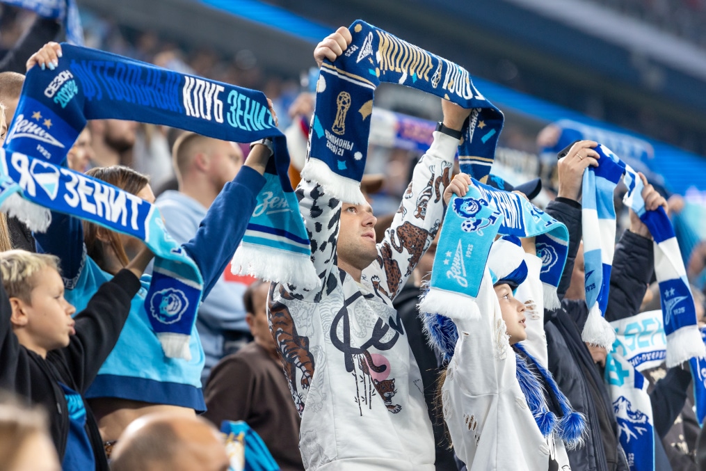 «Все в наших цветах»: болельщики на матче «Зенит»—«Локомотив»