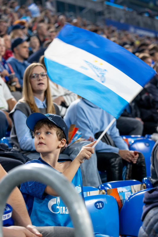 «Все в наших цветах»: болельщики на матче «Зенит»—«Локомотив»