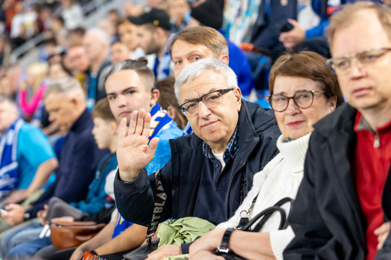 «Все в наших цветах»: болельщики на матче «Зенит»—«Локомотив»