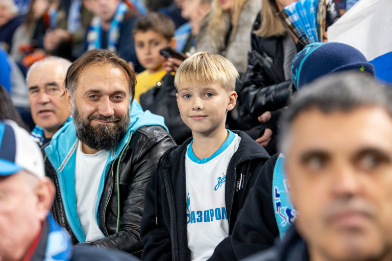 «Все в наших цветах»: болельщики на матче «Зенит»—«Локомотив»