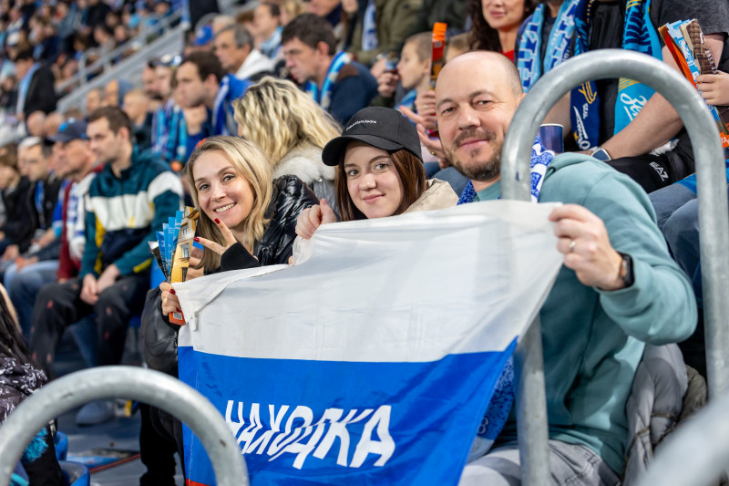 «Все в наших цветах»: болельщики на матче «Зенит»—«Локомотив»