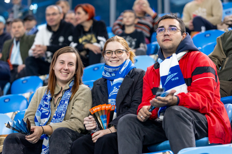 «Все в наших цветах»: болельщики на матче «Зенит»—«Локомотив»