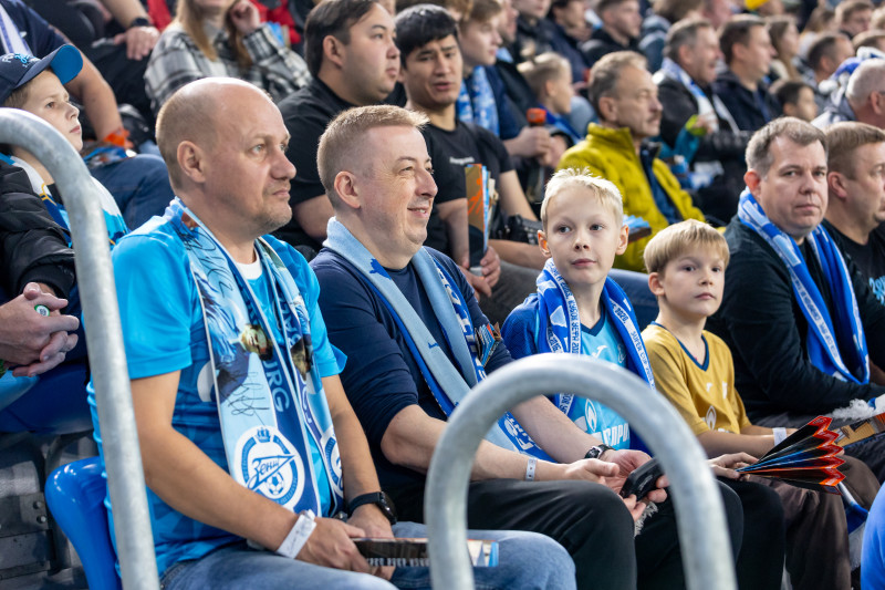 «Все в наших цветах»: болельщики на матче «Зенит»—«Локомотив»