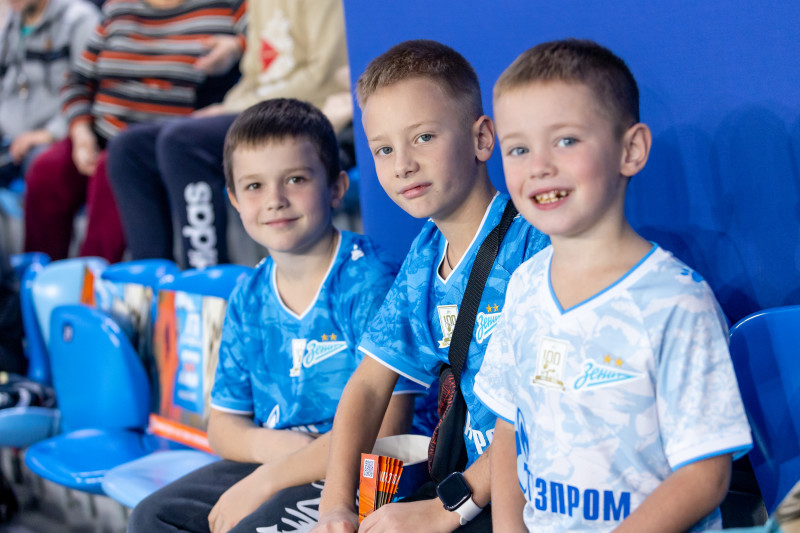 «Все в наших цветах»: болельщики на матче «Зенит»—«Локомотив»