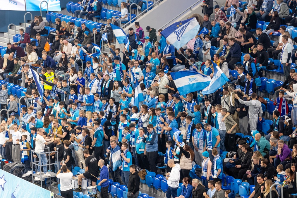 «Все в наших цветах»: болельщики на матче «Зенит»—«Локомотив»