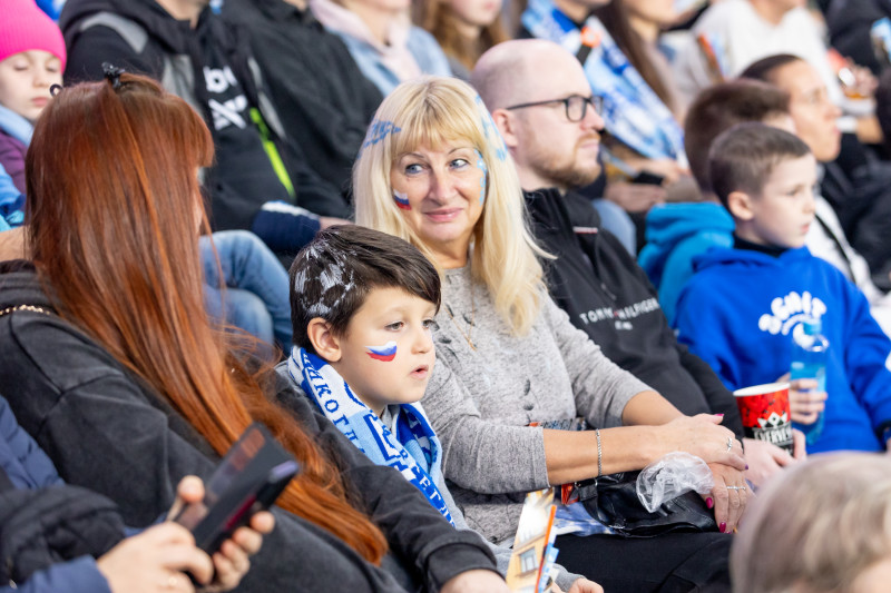 «Все в наших цветах»: болельщики на матче «Зенит»—«Локомотив»