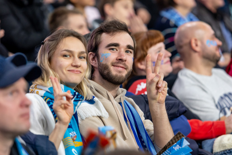 «Все в наших цветах»: болельщики на матче «Зенит»—«Локомотив»