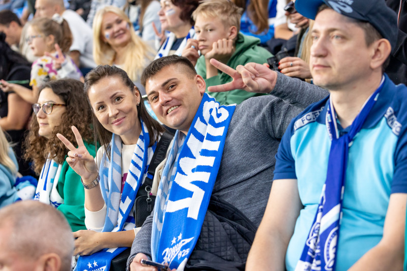 «Все в наших цветах»: болельщики на матче «Зенит»—«Локомотив»