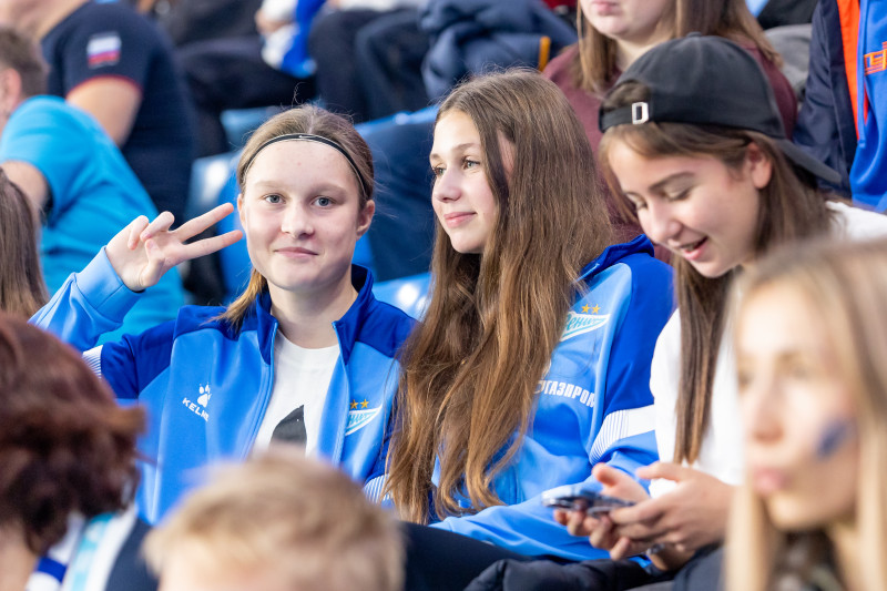 «Все в наших цветах»: болельщики на матче «Зенит»—«Локомотив»