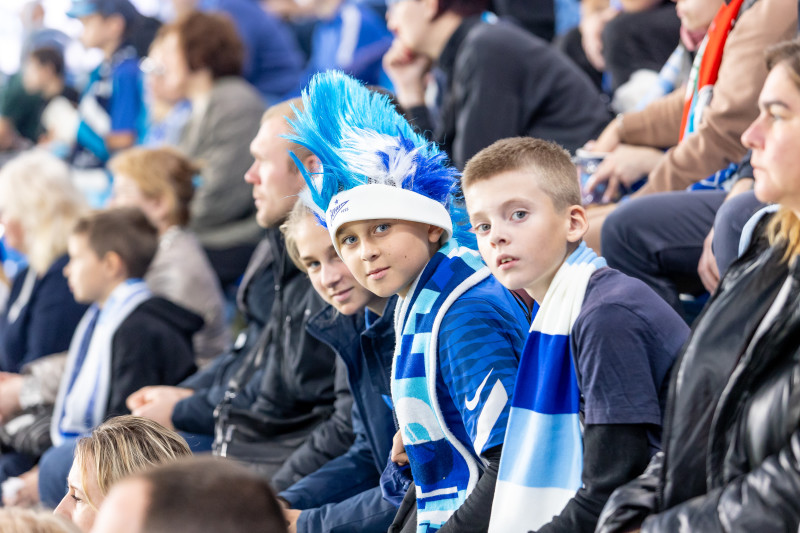 «Все в наших цветах»: болельщики на матче «Зенит»—«Локомотив»