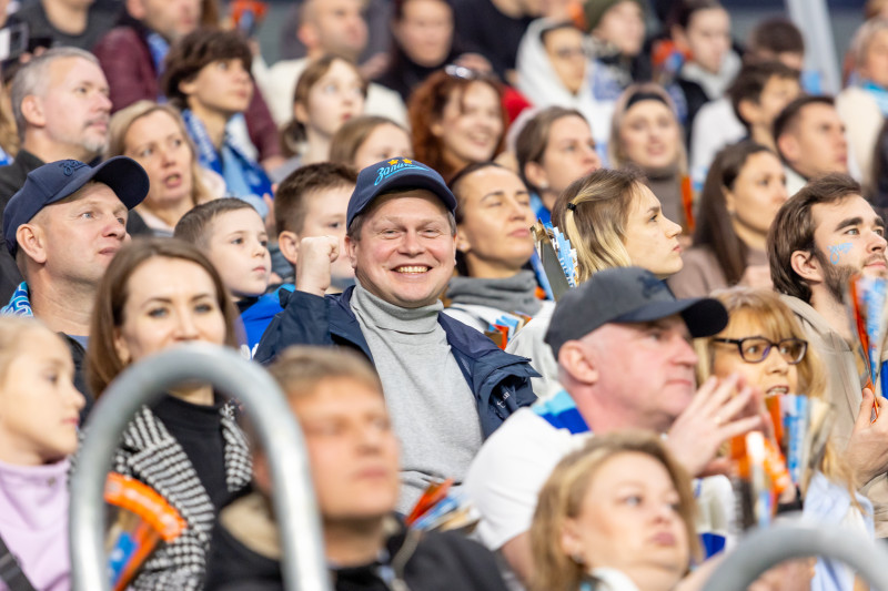 «Все в наших цветах»: болельщики на матче «Зенит»—«Локомотив»