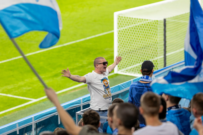 «Все в наших цветах»: болельщики на матче «Зенит»—«Локомотив»