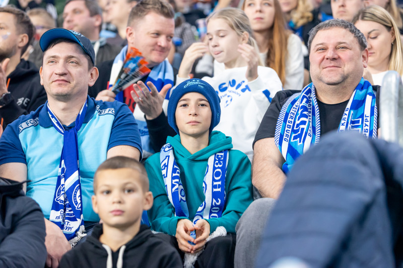 «Все в наших цветах»: болельщики на матче «Зенит»—«Локомотив»