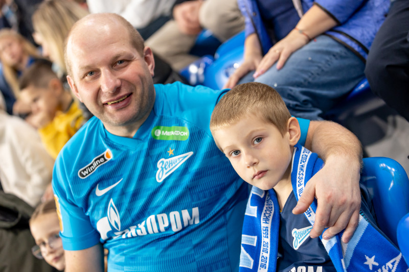 «Все в наших цветах»: болельщики на матче «Зенит»—«Локомотив»