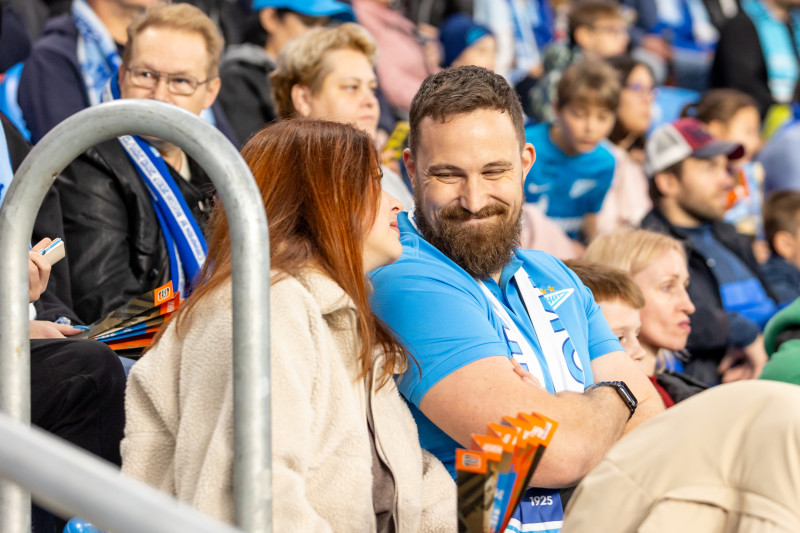 «Все в наших цветах»: болельщики на матче «Зенит»—«Локомотив»