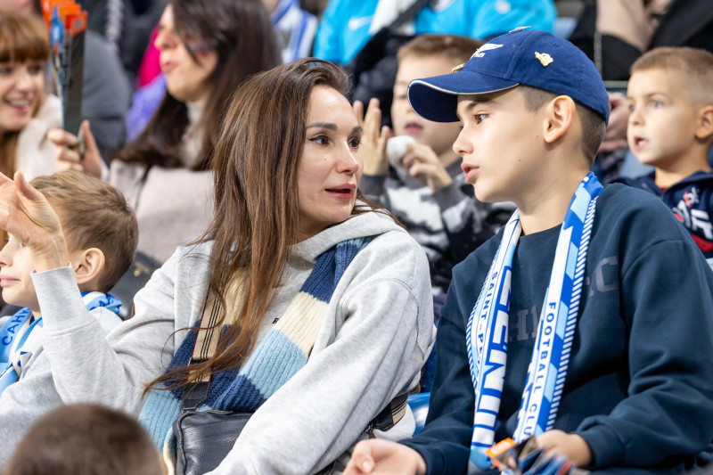 «Все в наших цветах»: болельщики на матче «Зенит»—«Локомотив»