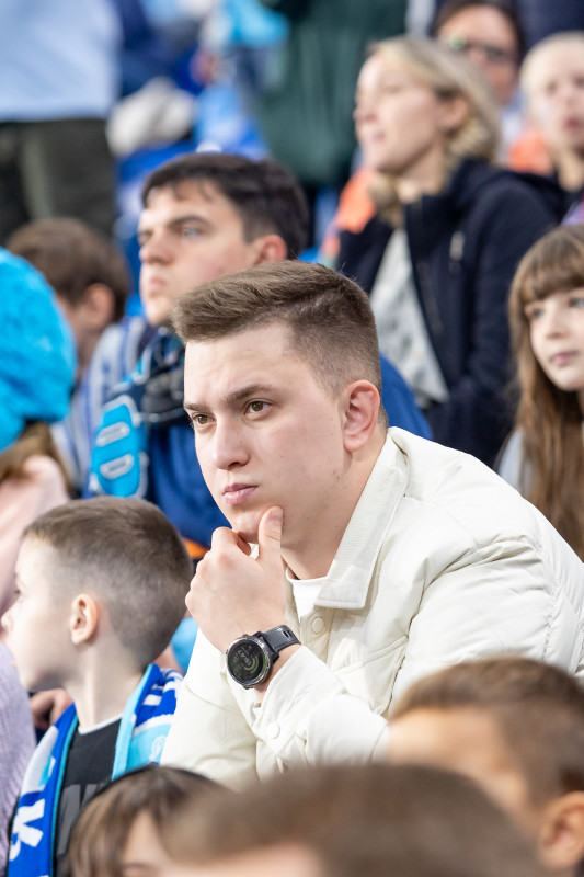 «Все в наших цветах»: болельщики на матче «Зенит»—«Локомотив»