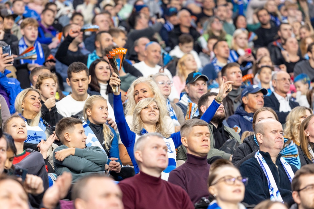 «Все в наших цветах»: болельщики на матче «Зенит»—«Локомотив»