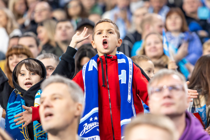 «Все в наших цветах»: болельщики на матче «Зенит»—«Локомотив»