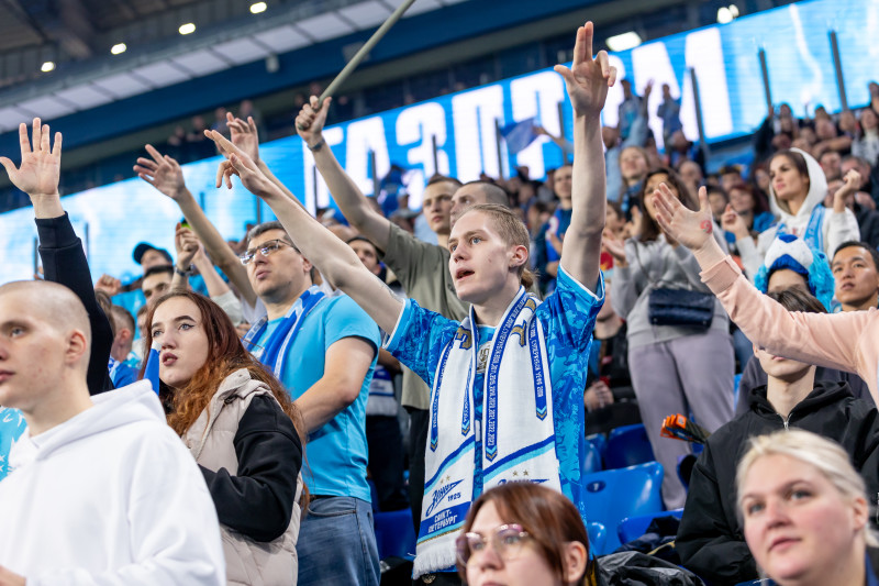 «Все в наших цветах»: болельщики на матче «Зенит»—«Локомотив»