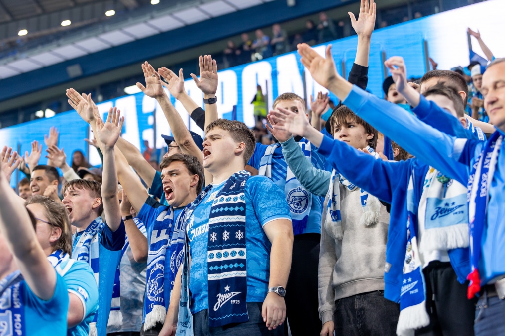 «Все в наших цветах»: болельщики на матче «Зенит»—«Локомотив»