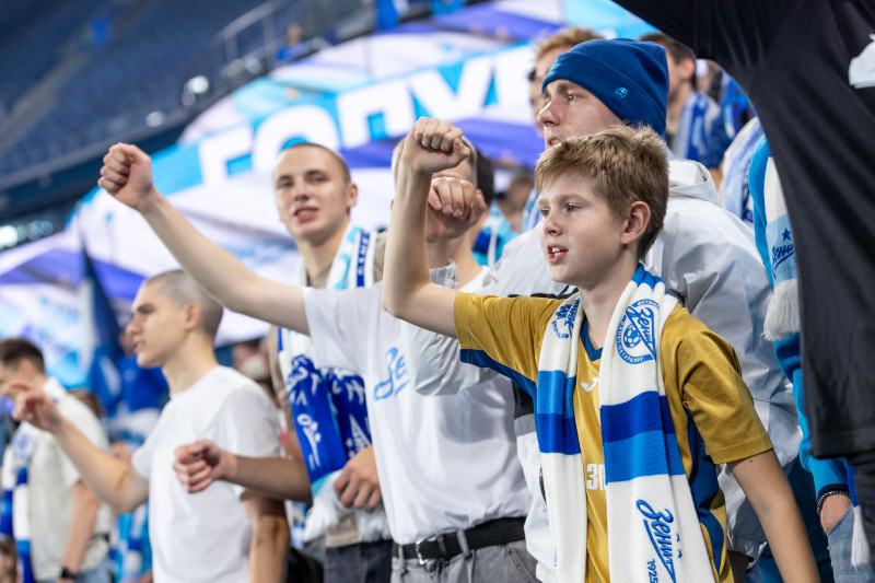 «Все в наших цветах»: болельщики на матче «Зенит»—«Локомотив»