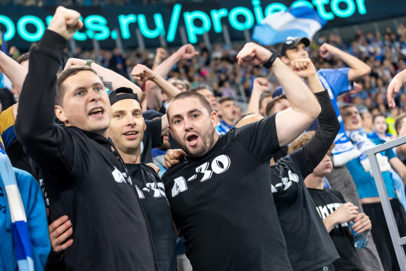 «Все в наших цветах»: болельщики на матче «Зенит»—«Локомотив»