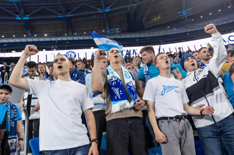 «Все в наших цветах»: болельщики на матче «Зенит»—«Локомотив»