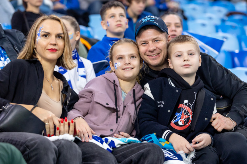 «Все в наших цветах»: болельщики на матче «Зенит»—«Локомотив»